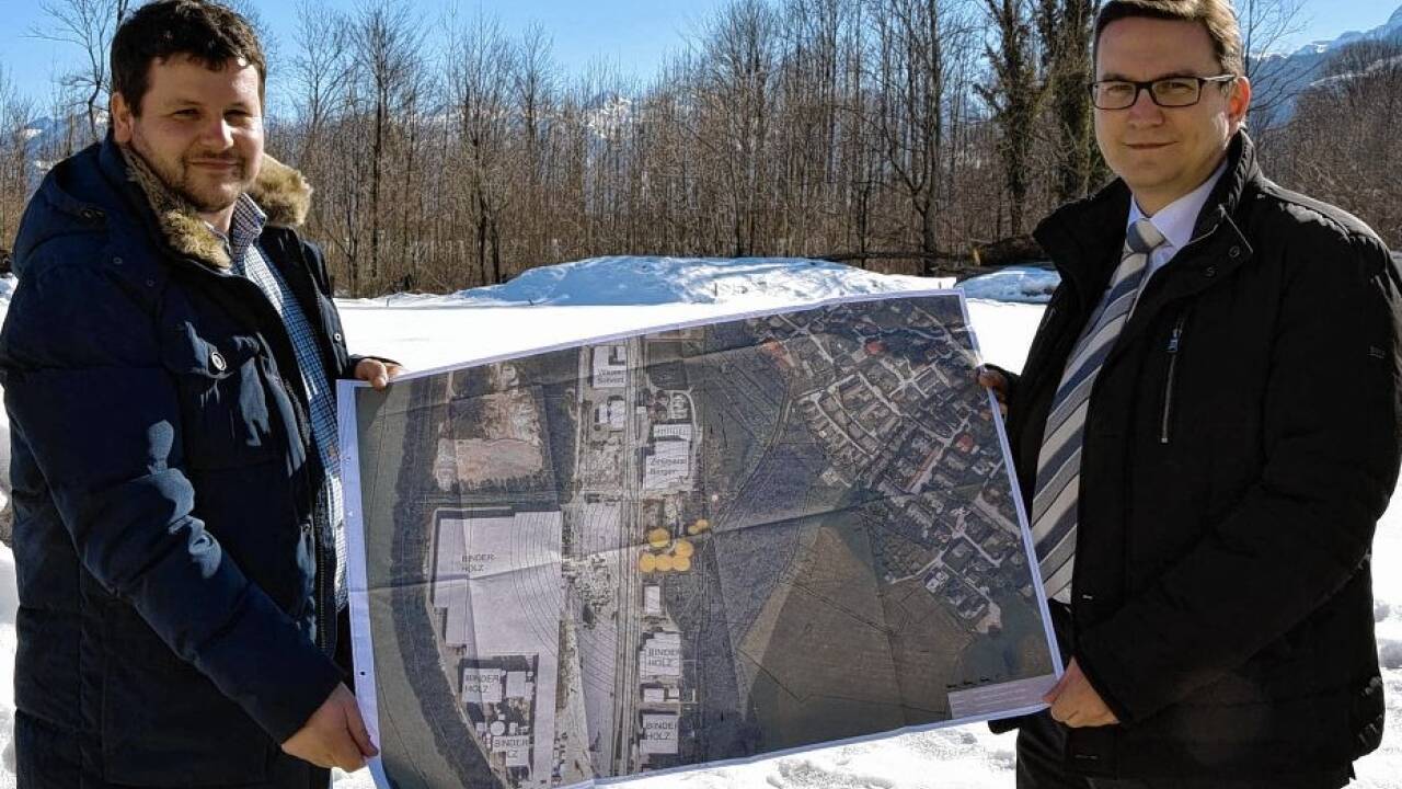 Projektbetreiber Bernhard Eibl (l.) mit seinem Rechtsvertreter Berthold Lindner vor dem geplanten Betriebsgelände beim Tn-Fototermin im Februar 2019. Bild:  