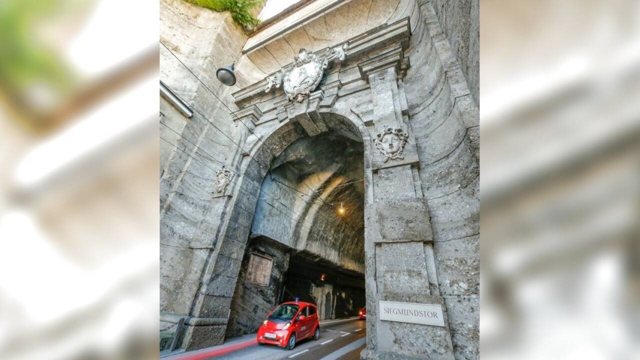 Blick auf das stadtseitige Neutorportal mit den Medusen.  