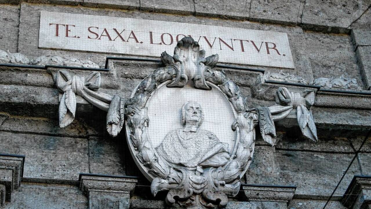 „Te saxa loquuntur“ (Die Felsen rühmen dich) steht über dem altstadtseitigen Rundbogenportal mit einem Relief von Erzbischof Siegmund III.  