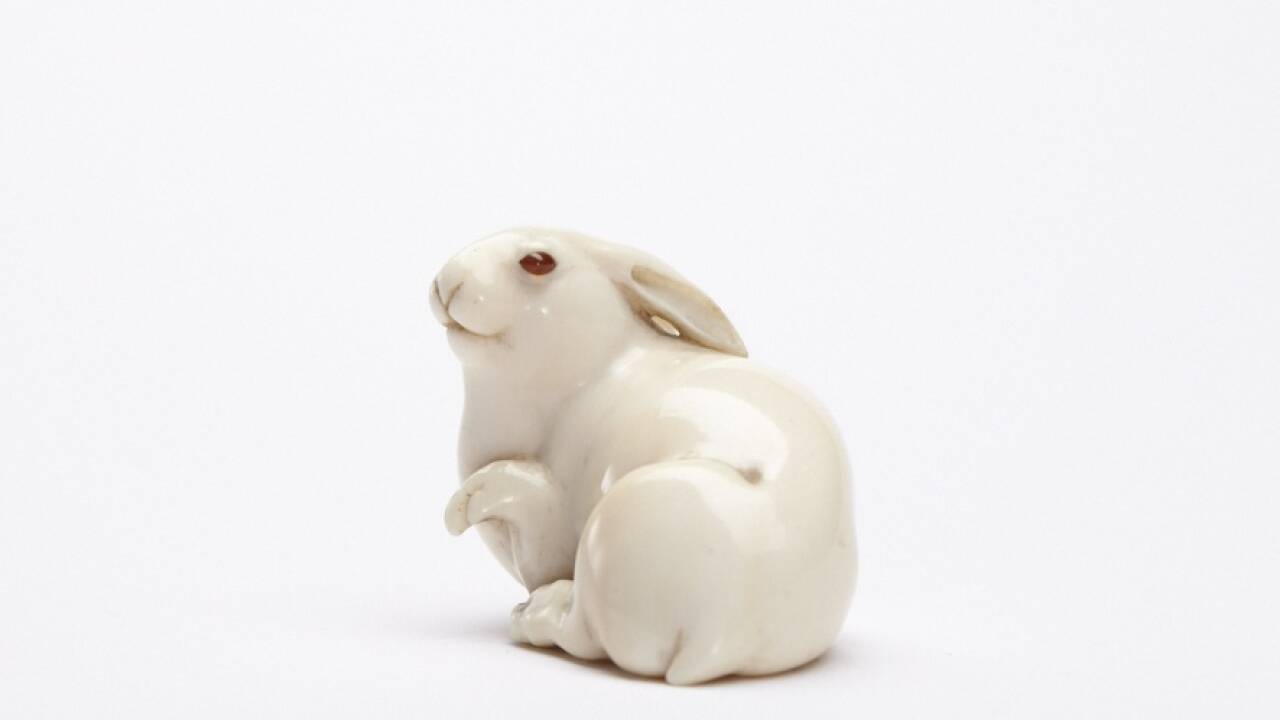  Hase mit Bernsteinaugen und erhobener Vorderpfote (Osaka, um 1880) aus der Netsuke-Sammlung der Familie Ephrussi. 