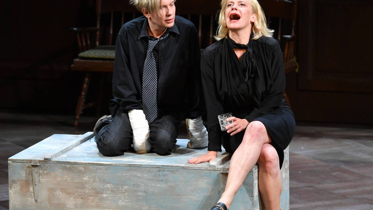 Sven Prietz (Anton) und Caroline Peters (Corinna Schaad), am Freitag, 16. August 2019, während der Fotoprobe zu Theresia Walsers 'Die Empörten' im Salzburger Landestheater. 
