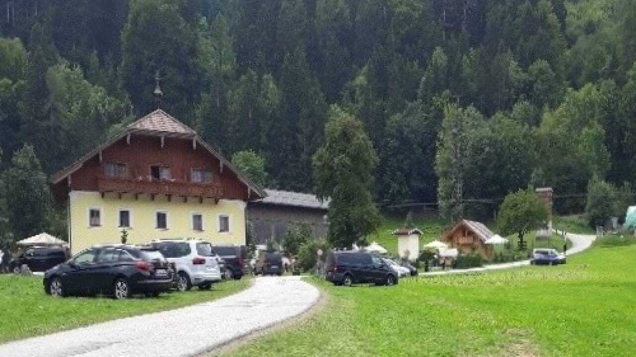 Der Betrieb umfasste laut Finanzpolizei die illegale Vermietung von acht Zimmern und Appartements mit insgesamt 30 Betten und einen Gastronomiebetrieb ohne Bewilligung mit einer Großküche. 