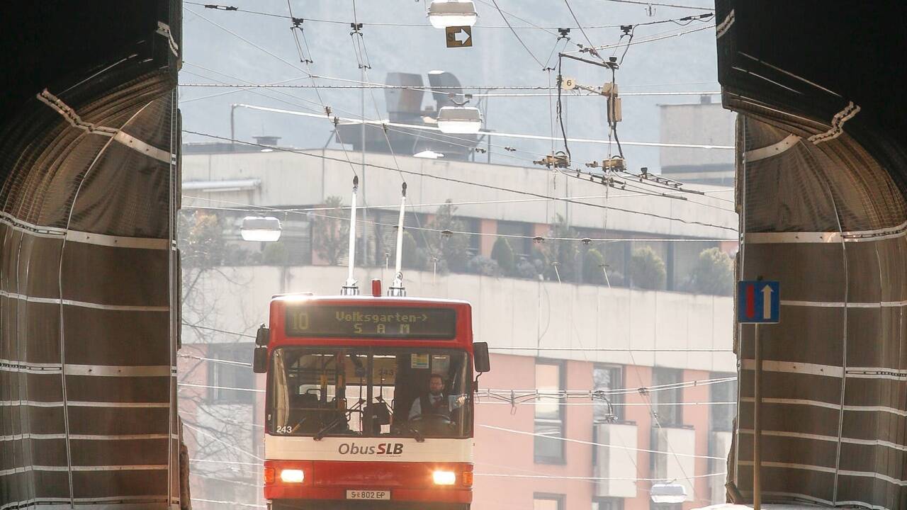 Ein Syndikatsvertrag regelt seit dem Jahr 2000, dass der öffentliche Verkehr Aufgabe der Salzburg AG ist, während die Politik dafür zahlt. Das dürfte nicht so bleiben. Zumindest die Verkehrsplanung dürfte ausgegliedert werden, vielleicht auch der Betrieb. Ein Syndikatsvertrag regelt seit dem Jahr 2000, dass der öffentliche Verkehr Aufgabe der Salzburg AG ist, während die Politik dafür zahlt. Das dürfte nicht so bleiben. Zumindest die Verkehrsplanung dürfte ausgegliedert werden, vielleicht auch der Betrieb.