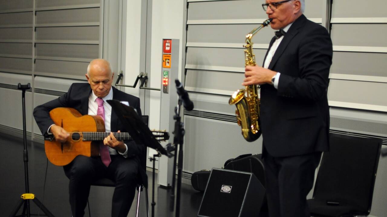 Der stellvertretende Fachbereichsleiter Rudolf Renger (l.) griff selbst zur Gitarre. 