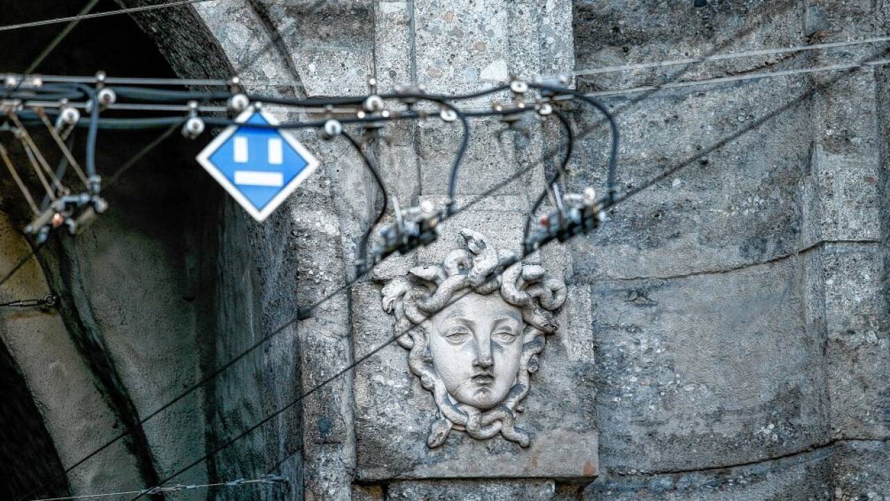 Die Obus-Oberleitungen stören den Blick.  
