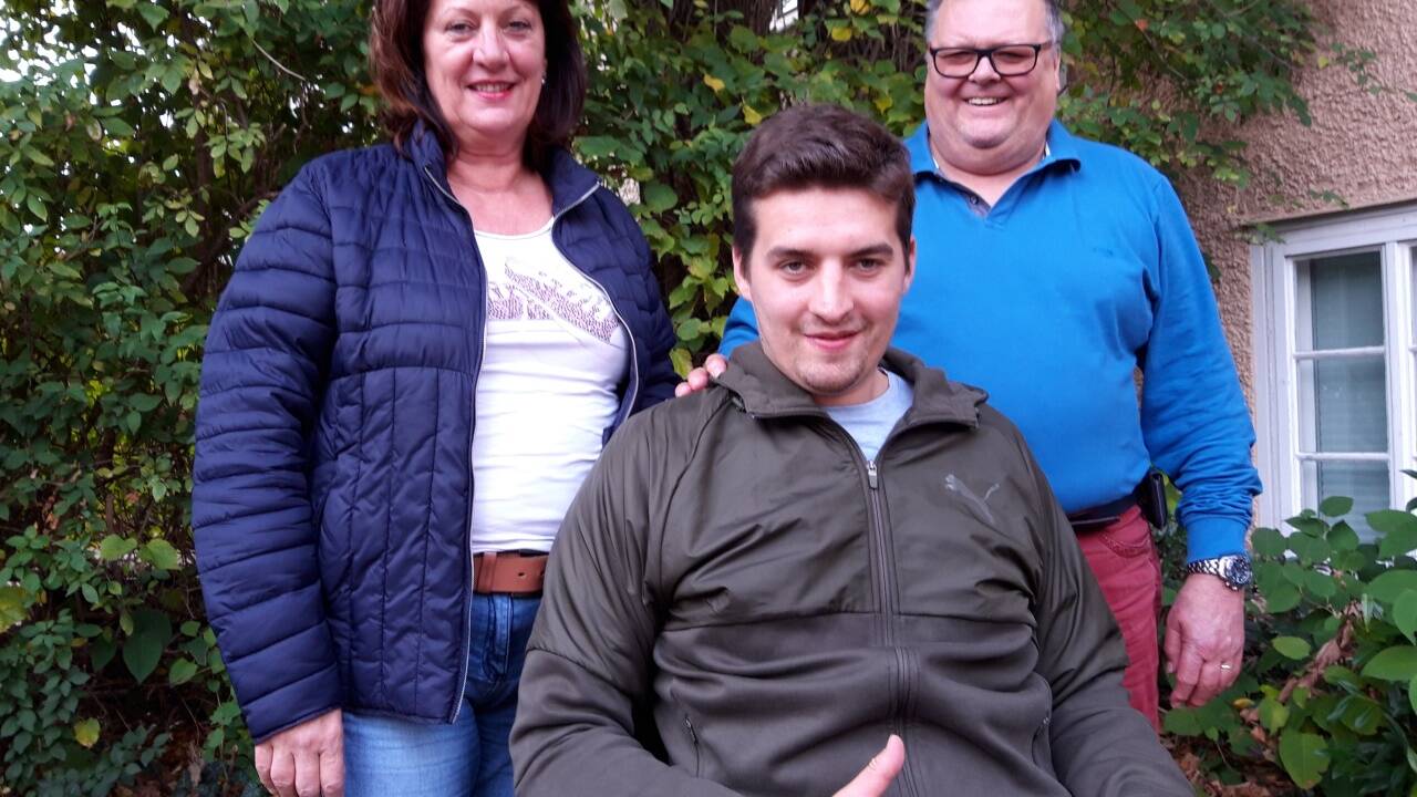 Kämpfen gemeinsam weiter: Corin Konradsheim und seine Eltern Melina und Andreas. 
