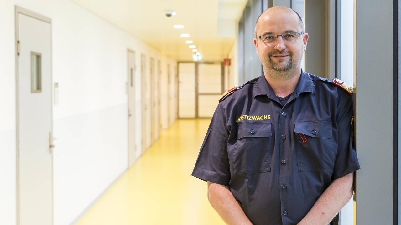 Wirtschaftsleiter David Klingbacher sorgt für einen reibungslosen Arbeitsablauf in der Justizanstalt Salzburg in Puch.  