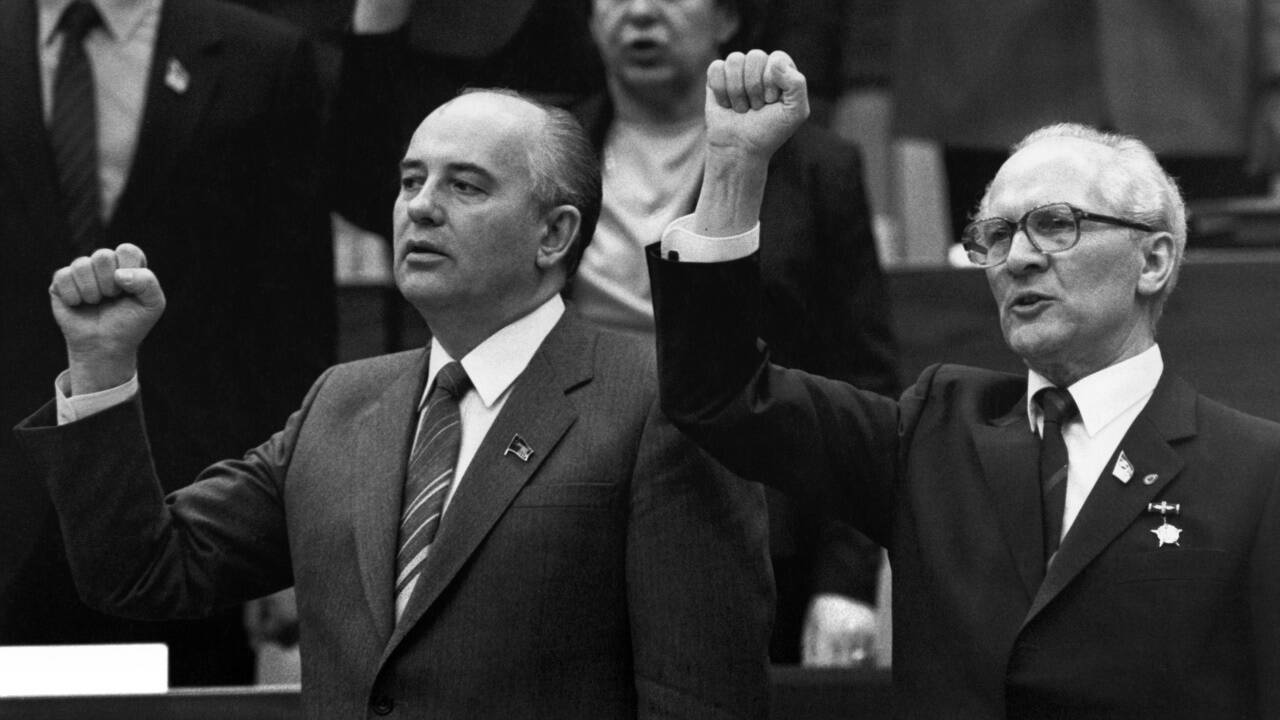 Besuch in Ost-Berlin bei den Genossen von der SED: Michail Gorbatschow und Erich Honecker am 21. April 1986. 
