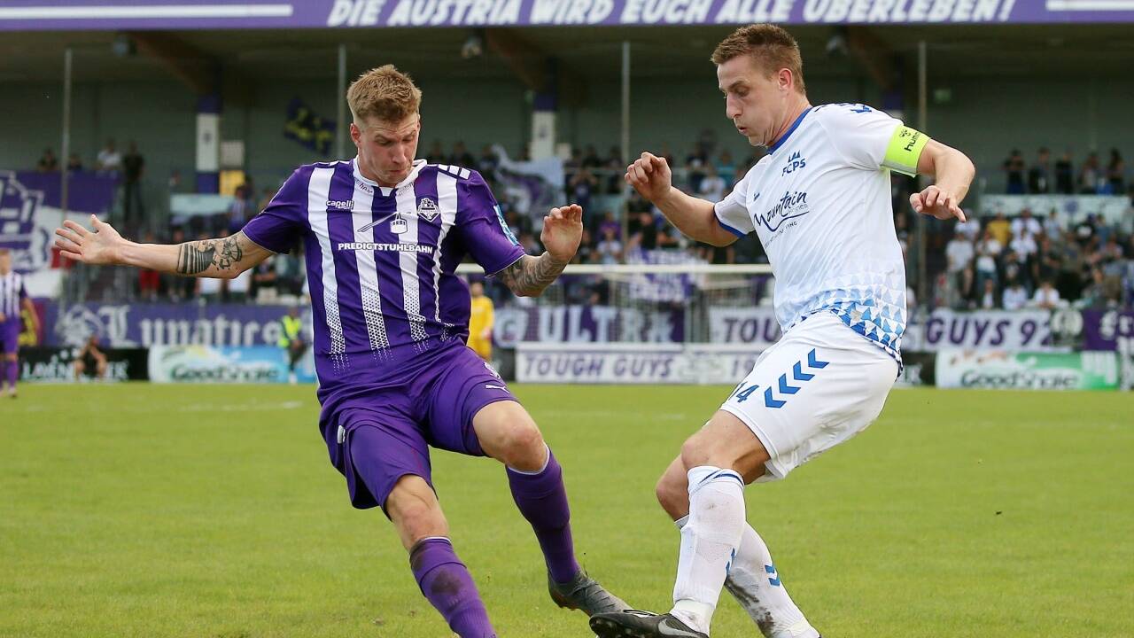 Der FC Pinzgau (im Bild rechts Kapitän Tamas Tandari) bezwang die Salzburger Austria (im Bild Lucas Purkrabek) mit 1:0.   Der FC Pinzgau (im Bild rechts Kapitän Tamas Tandari) bezwang die Salzburger Austria (im Bild Lucas Purkrabek) mit 1:0.