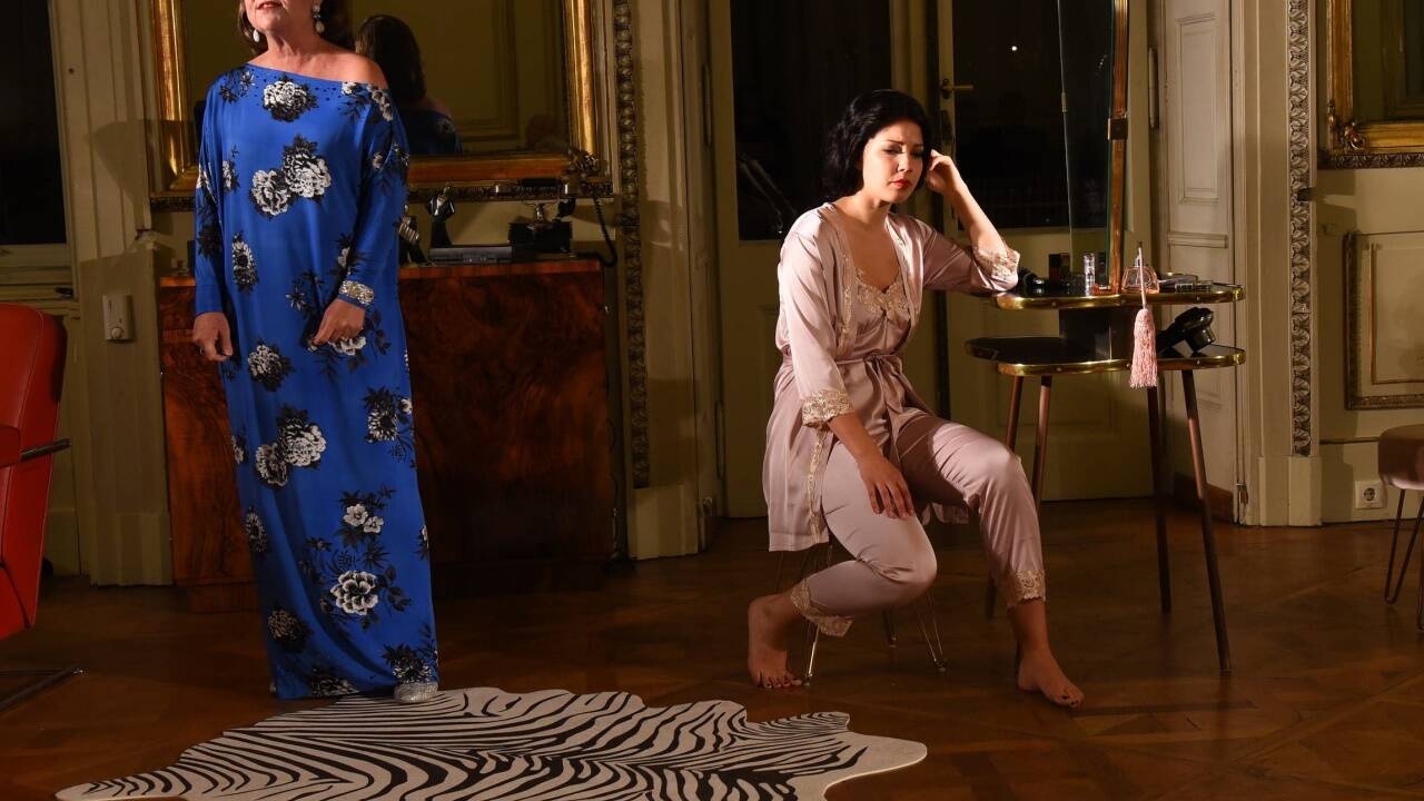 Beatrice Gleicher als ältere Hedy Lamarr und Florine Schnitzel als junge Hedy Lamarr in einem Theaterstück.  