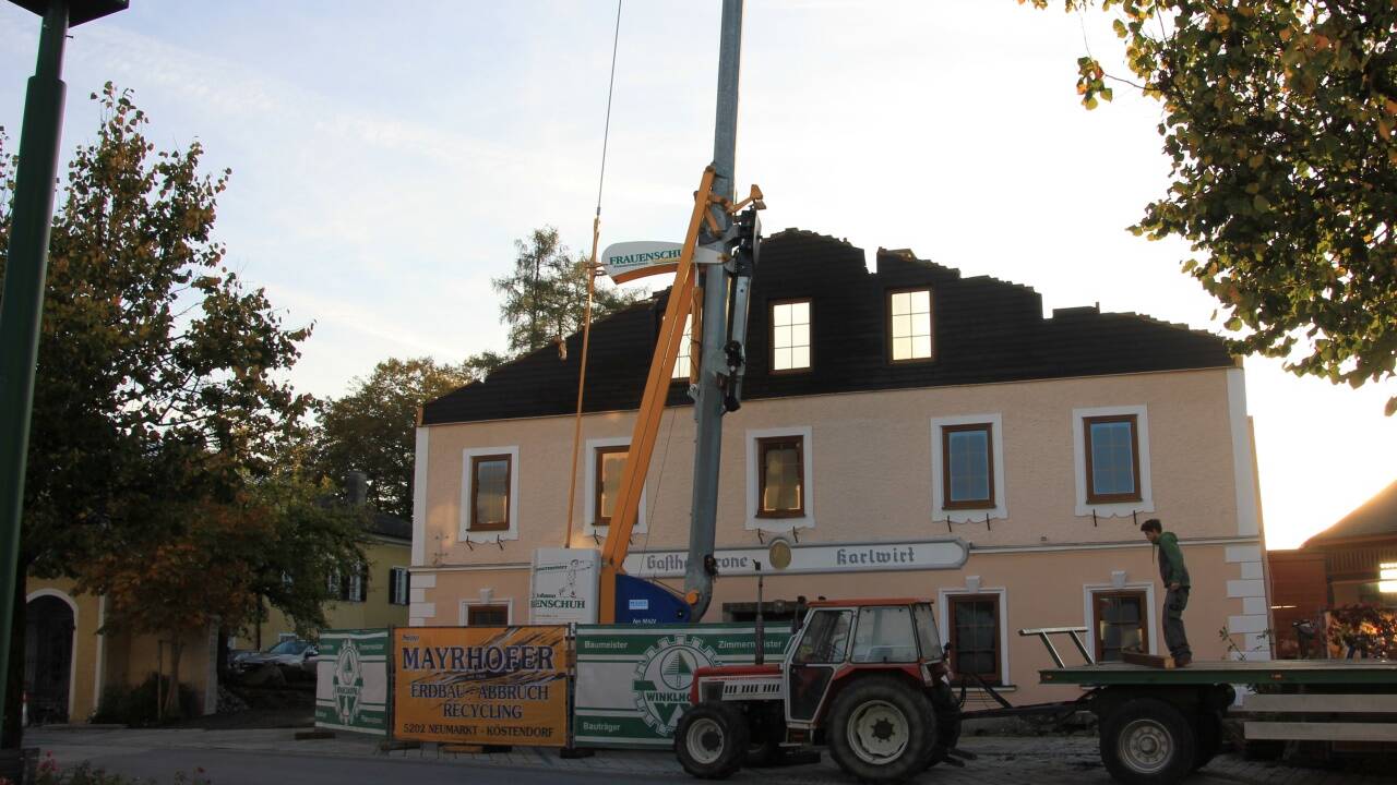 Mitte Oktober wurde mit dem Abriss des ehemaligen Gasthofes Krone Karlwirt in Neumarkt begonnen. 