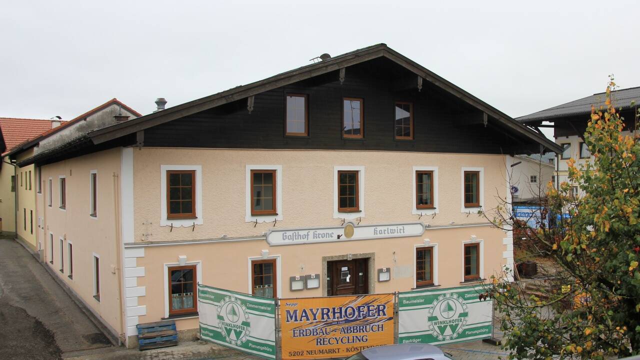 Mitte Oktober wurde mit dem Abriss des ehemaligen Gasthofes Krone Karlwirt in Neumarkt begonnen. 