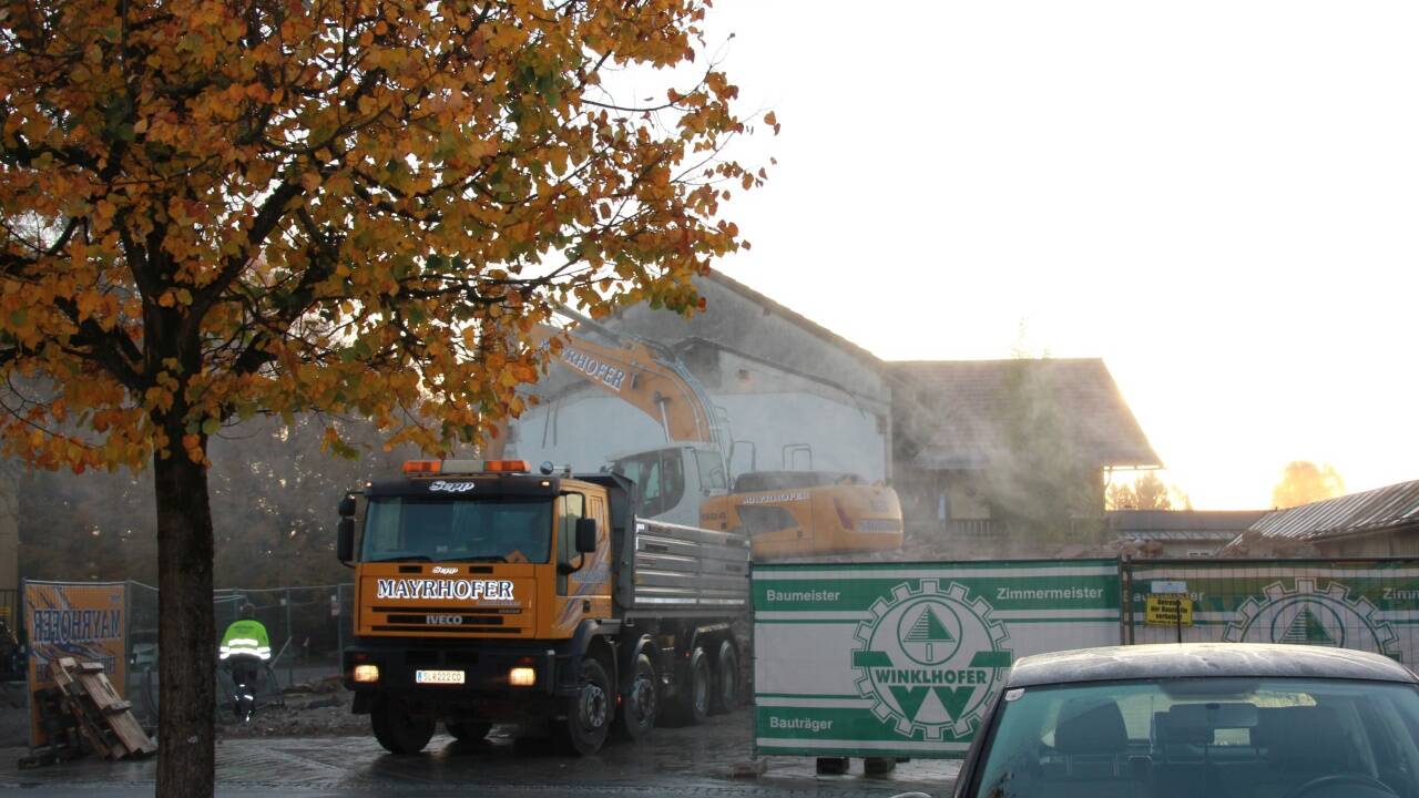 Mitte Oktober wurde mit dem Abriss des ehemaligen Gasthofes Krone Karlwirt in Neumarkt begonnen. 