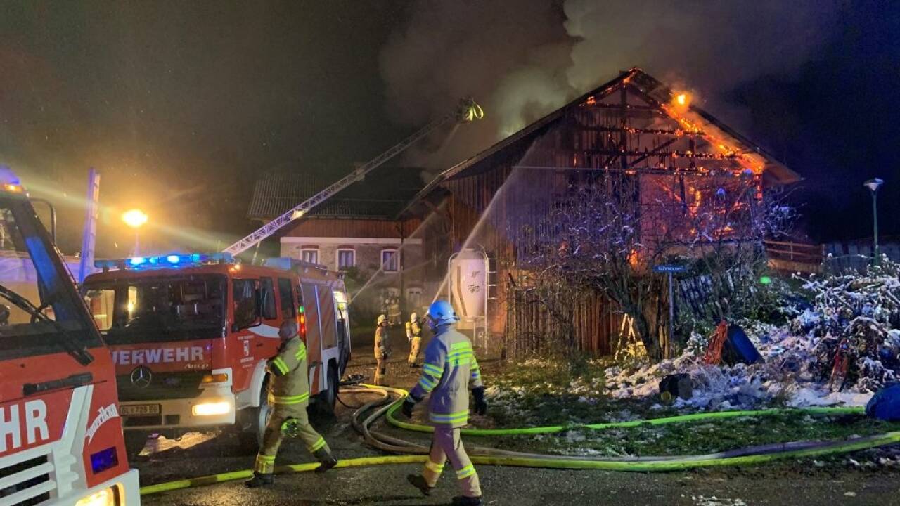 Gegen zwei Uhr früh wurde die Feuerwehr zu dem Brand im Seekirchener Ortsteil Kühmoosen gerufen. 