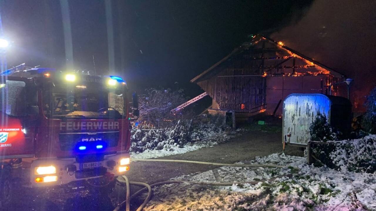 Gegen zwei Uhr früh wurde die Feuerwehr zu dem Brand im Seekirchener Ortsteil Kühmoosen gerufen. 