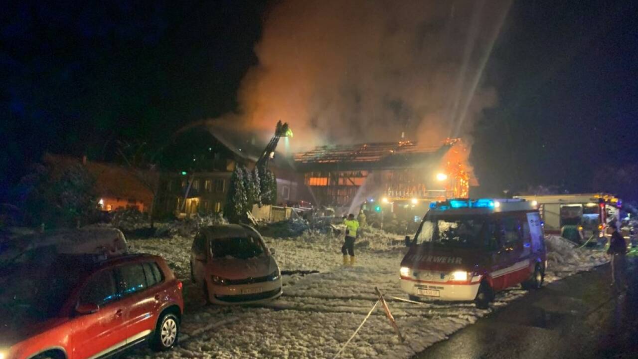 Gegen zwei Uhr früh wurde die Feuerwehr zu dem Brand im Seekirchener Ortsteil Kühmoosen gerufen. 