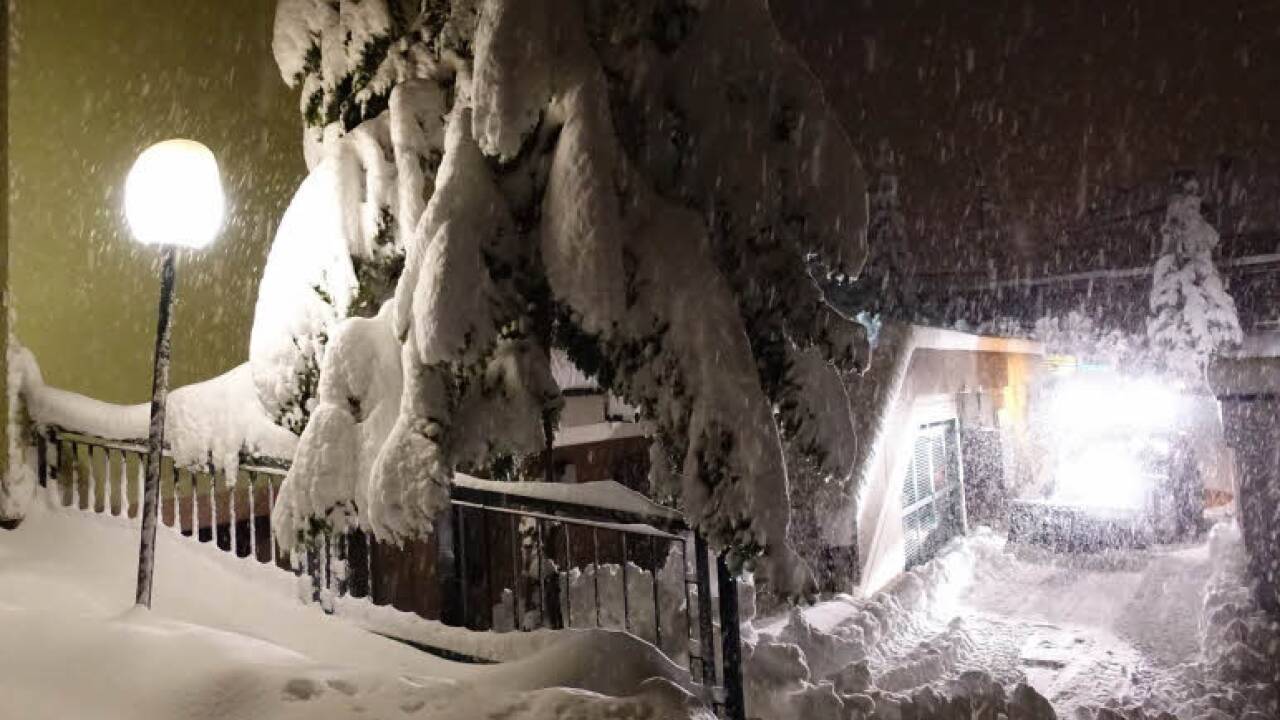 Eindrücke von den anhaltenden Schneefällen in Bad Gastein am frühen Mittwochmorgen. Eindrücke von den anhaltenden Schneefällen in Bad Gastein am frühen Mittwochmorgen.