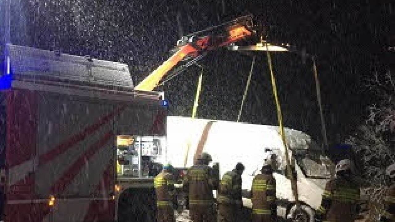 In Zederhaus musste ein verunfallter Klein-Lkw von der Feuerwehr geborgen werden. In Zederhaus musste ein verunfallter Klein-Lkw von der Feuerwehr geborgen werden.