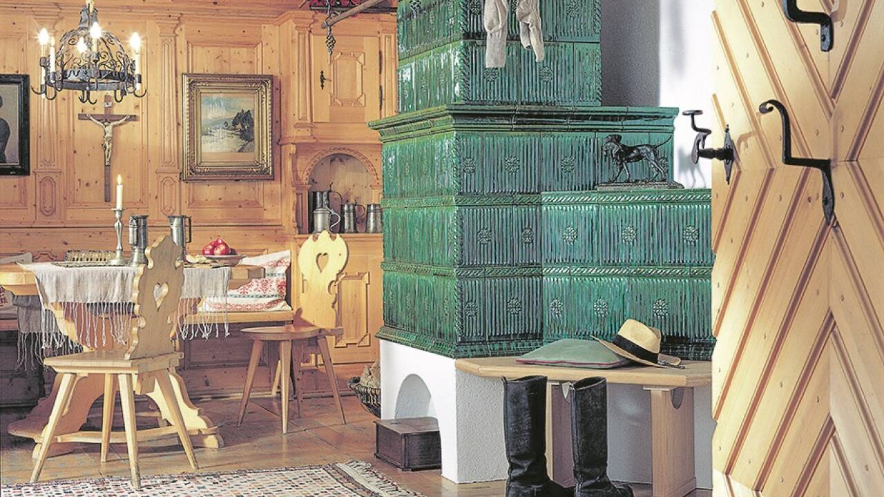 Kachelofen in traditionellem Stil. 