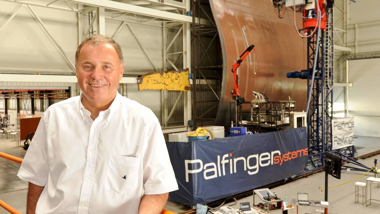 Hubert Palfinger mit dem Schiffswartungs-Roboter. 