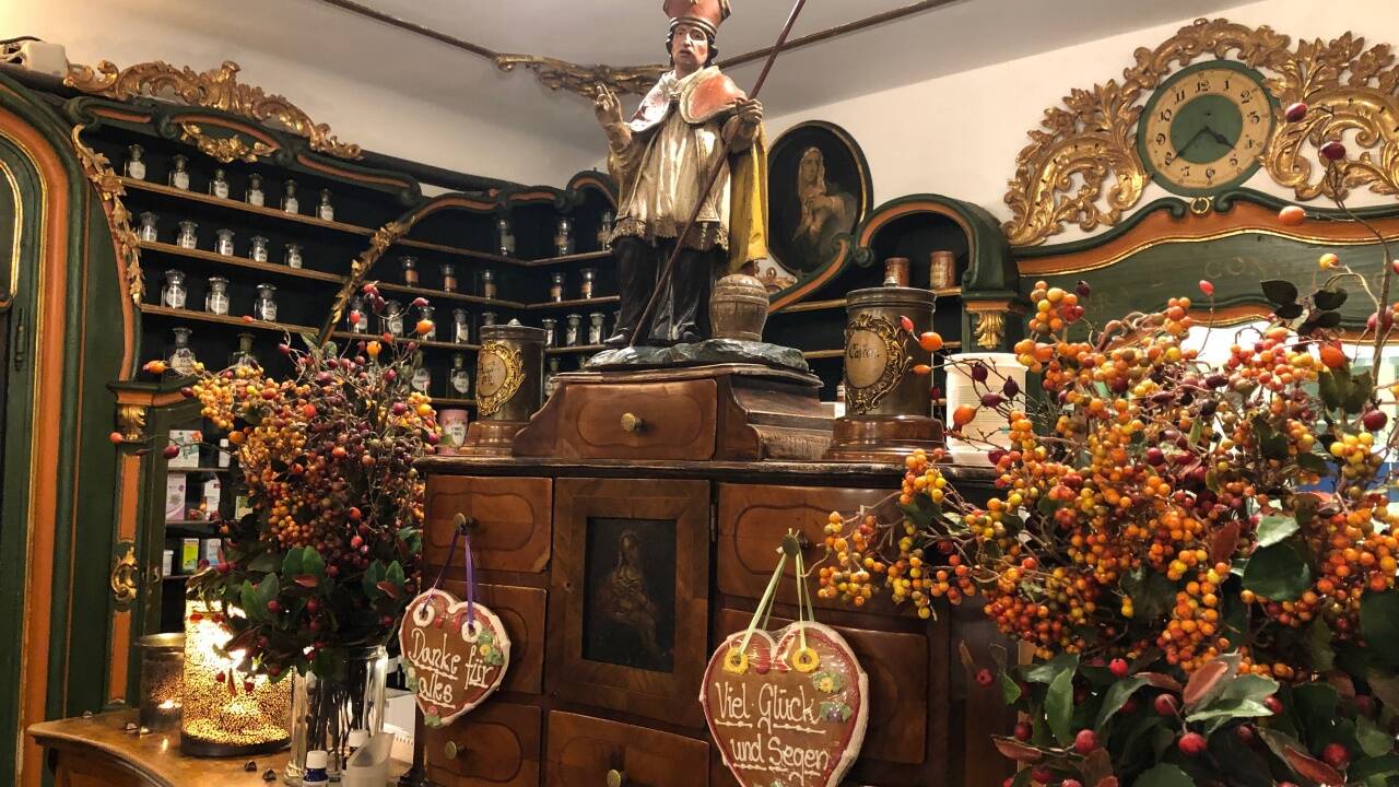 Blick in die „Alte fürsterzbischöfliche Hofapotheke“. Im Mittelpunkt der Salzburger Landesheilige Rupert mit dem Salzfass.  