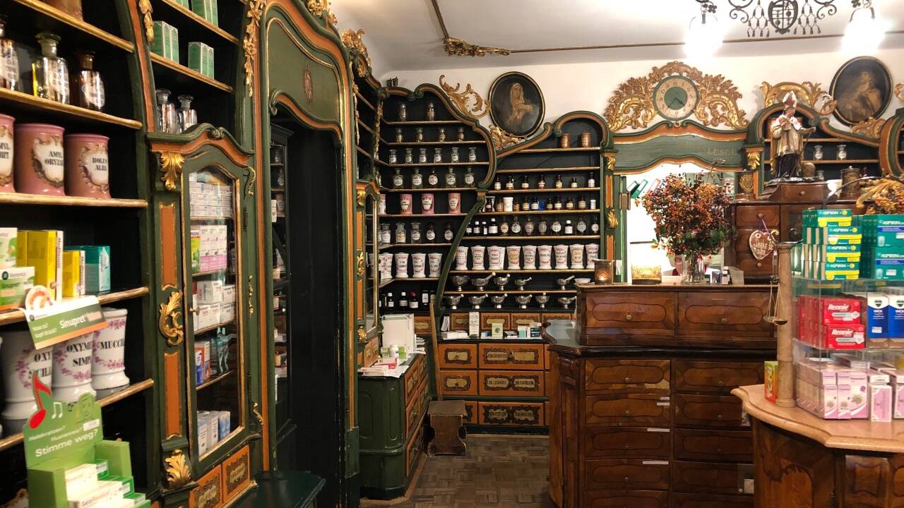 Blick in die „Alte fürsterzbischöfliche Hofapotheke“ mit der historischen Einrichtung aus dem 18. Jahrhundert.  