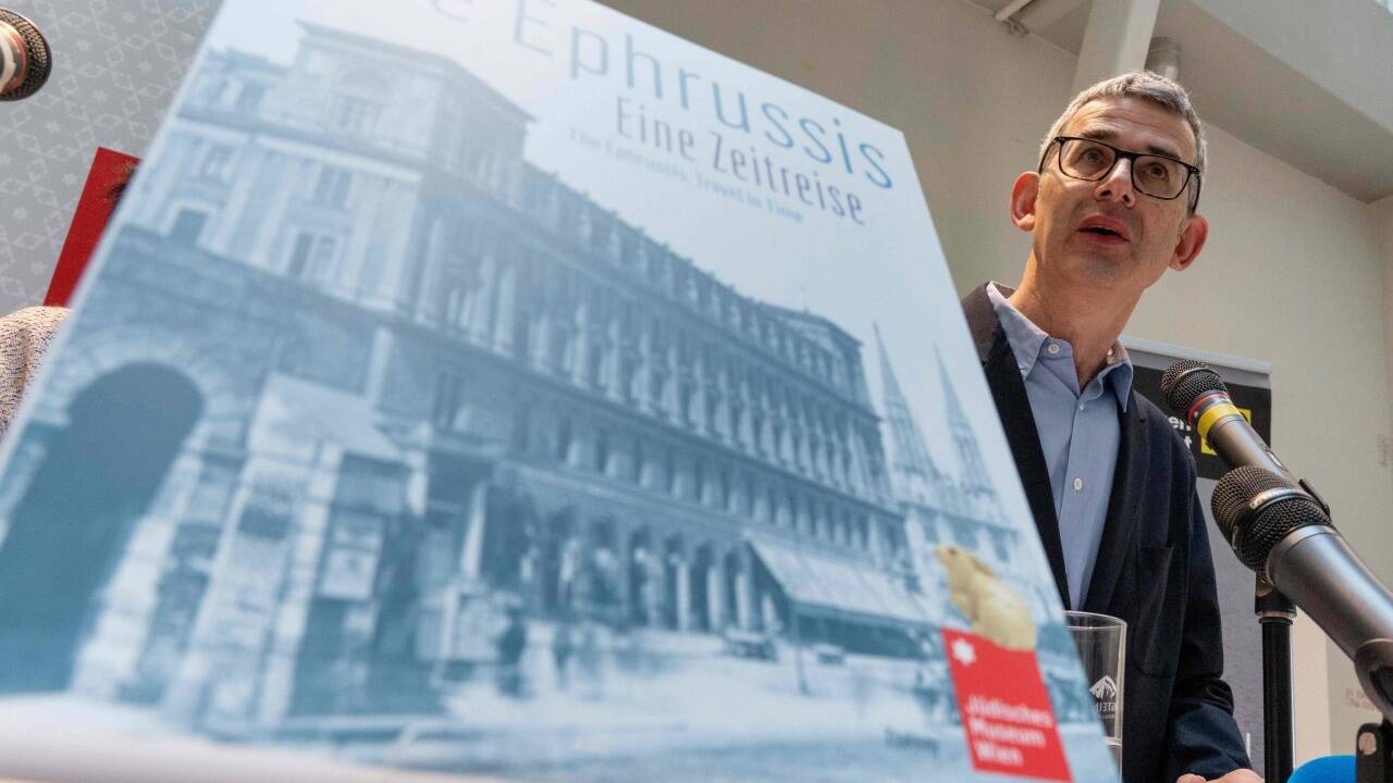 Edmund de Waal, Nachkomme der Ephrussis und Autor des Buchs „Der Hase mit den Bernsteinaugen“, zeigt anlässlich der Ausstellung im Jüdischen Museum in Wien das Buch (Zsolnay Verlag) über seine Familie, das Palais und die Frage „Wer kennt Anna?“.  