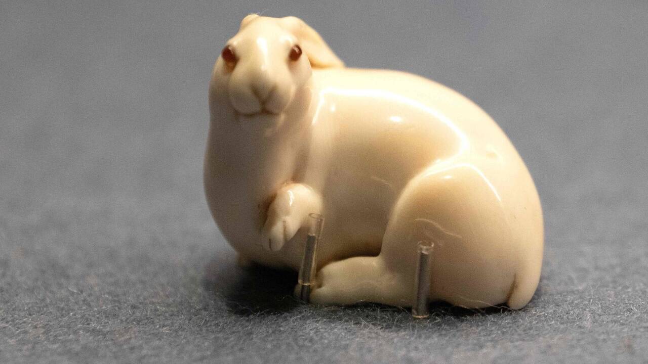 Das Netsuke „Der Hase mit den Bernsteinaugen“. 