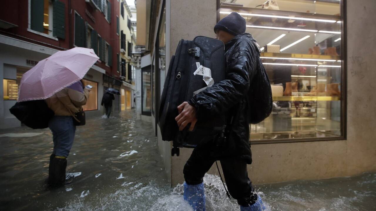 Markusplatz versinkt im Wasser 