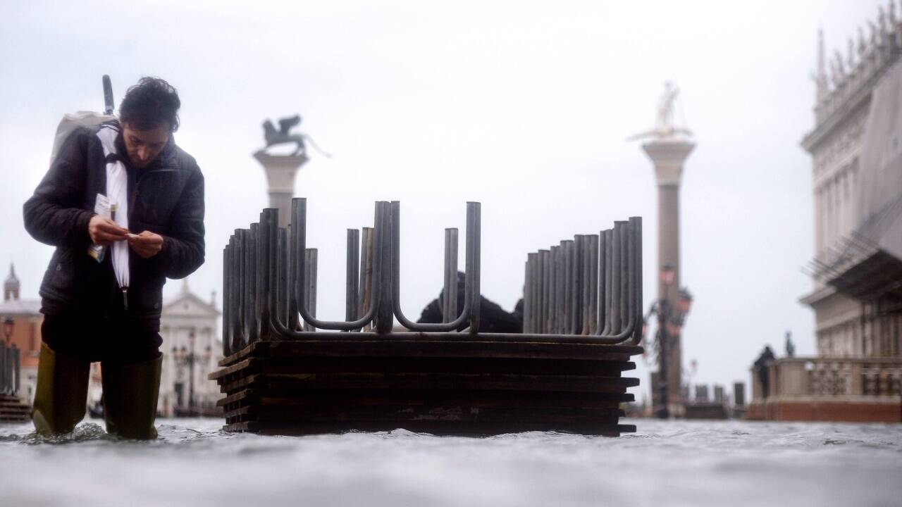 Markusplatz versinkt im Wasser 