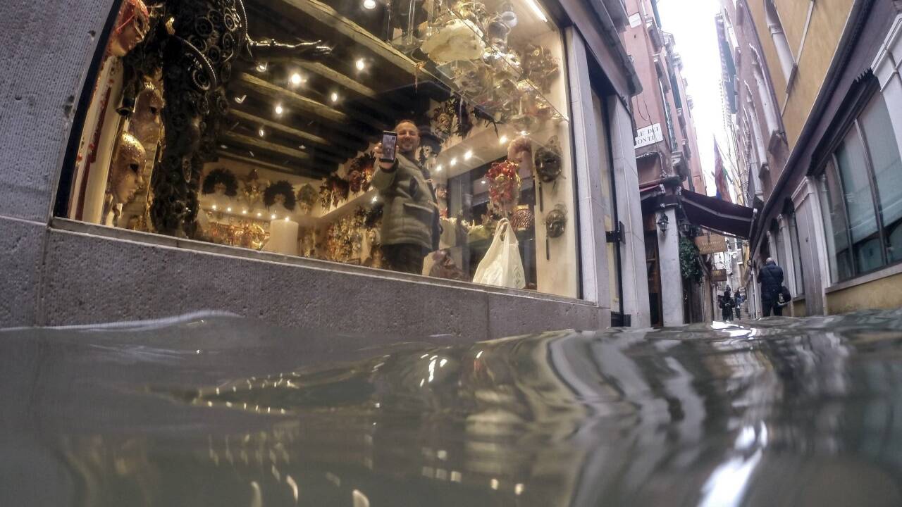 Markusplatz versinkt im Wasser 