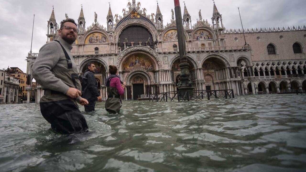 Markusplatz versinkt im Wasser 
