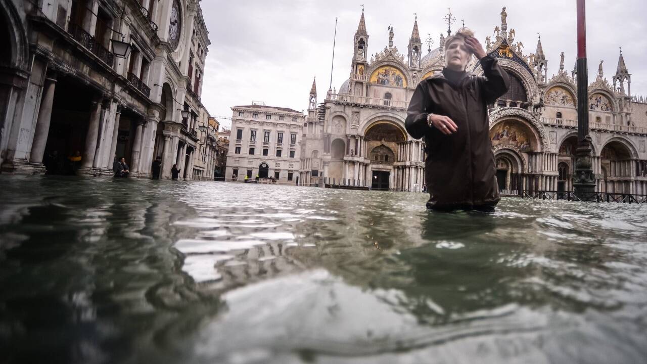 Markusplatz versinkt im Wasser 