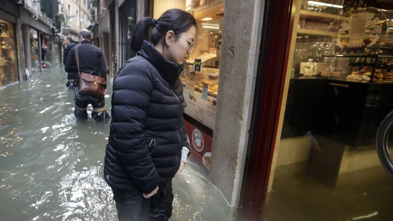 Markusplatz versinkt im Wasser 