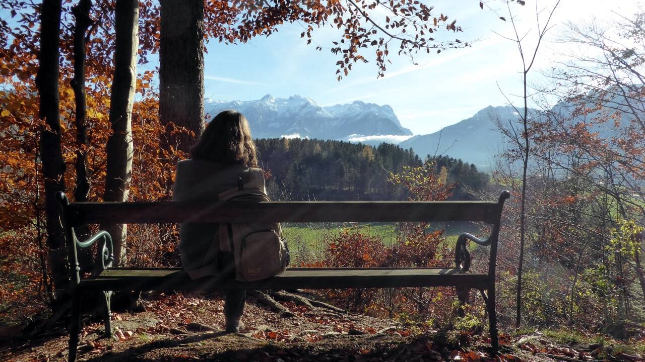 Genussplatz am südlichen Riedelende mit Blick Richtung Pass Lueg. Genussplatz am südlichen Riedelende mit Blick Richtung Pass Lueg.