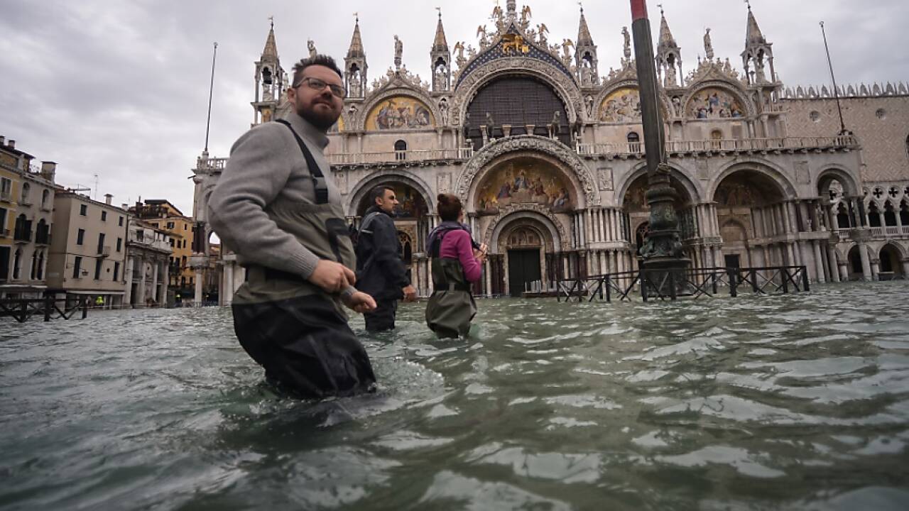 Markusplatz versinkt im Wasser 