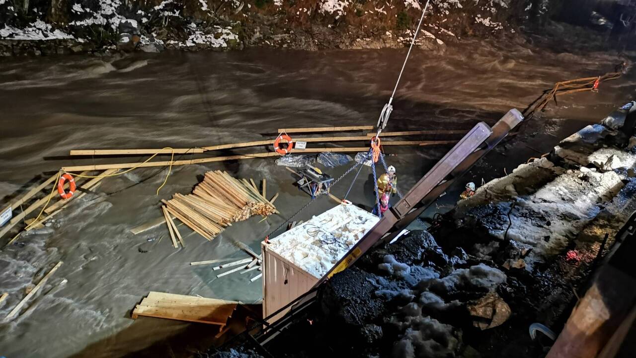 Starke Regenfälle haben in der Nacht auf Samstag zu lokalen Schlammlawinen und Vermurungen sowie Überflutungen im Pinzgau und Pongau geführt. Starke Regenfälle haben in der Nacht auf Samstag zu lokalen Schlammlawinen und Vermurungen sowie Überflutungen im Pinzgau und Pongau geführt.