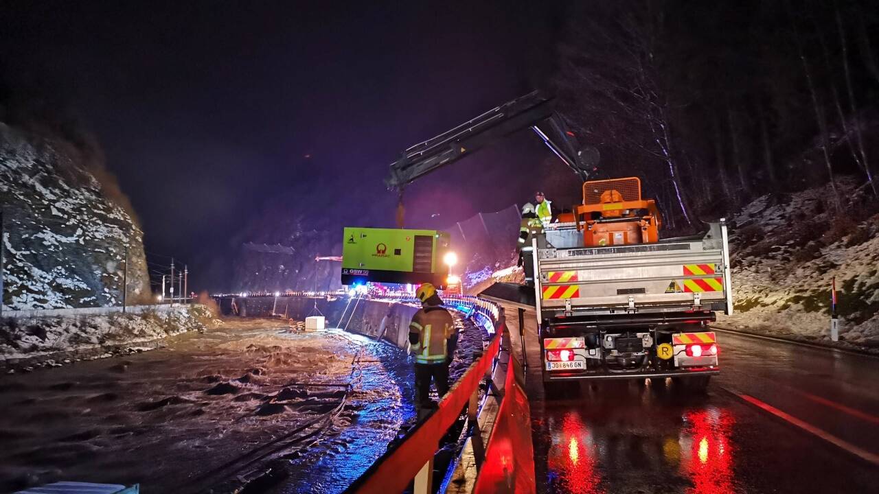 Starke Regenfälle haben in der Nacht auf Samstag zu lokalen Schlammlawinen und Vermurungen sowie Überflutungen im Pinzgau und Pongau geführt. Starke Regenfälle haben in der Nacht auf Samstag zu lokalen Schlammlawinen und Vermurungen sowie Überflutungen im Pinzgau und Pongau geführt.
