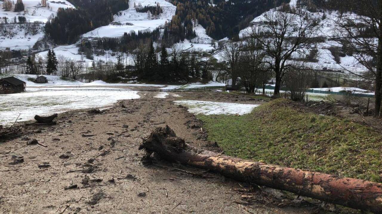 Starke Regenfälle haben in der Nacht auf Samstag zu lokalen Schlammlawinen und Vermurungen sowie Überflutungen im Pinzgau und Pongau geführt. Starke Regenfälle haben in der Nacht auf Samstag zu lokalen Schlammlawinen und Vermurungen sowie Überflutungen im Pinzgau und Pongau geführt.
