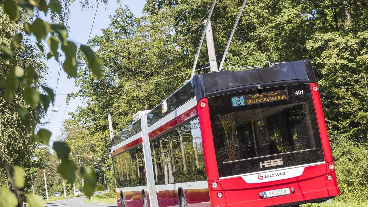 Seit September läuft ein Testbetrieb mit batteriebetriebenen Obussen, die Grödig zusätzlich mit der Stadt Salzburg verbinden. Seit September läuft ein Testbetrieb mit batteriebetriebenen Obussen, die Grödig zusätzlich mit der Stadt Salzburg verbinden.