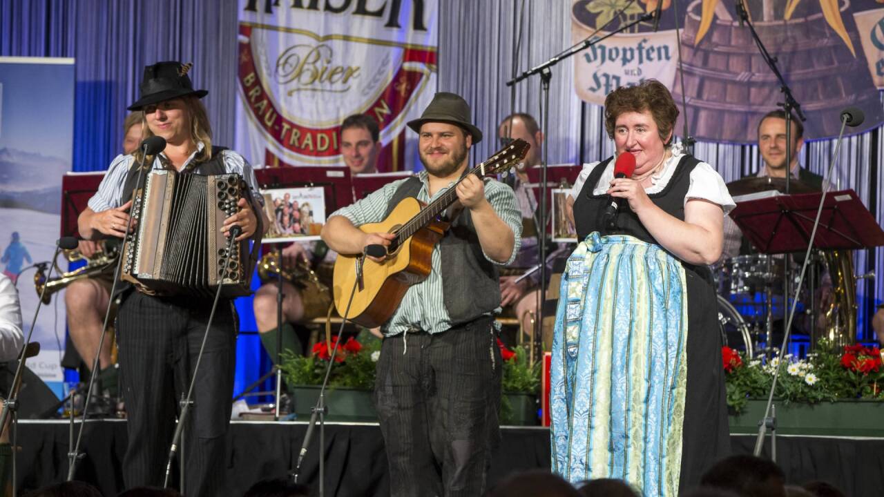 Gstanzl-Urgestein Renate Maier mit dem bayerischen Duo Tom und Basti. 