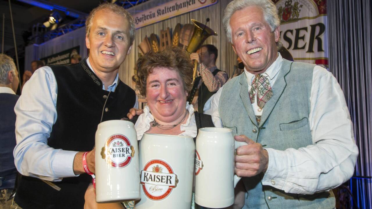 Günter Hinterholzer (Brau Union), Gstanzl-Urgestein Renate Maier und Moderator Philipp Meikl. 