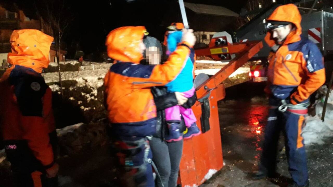 Dramatische Rettungsaktion in Großarl: Elf Personen wurden per Kran in Sicherheit gebracht.  