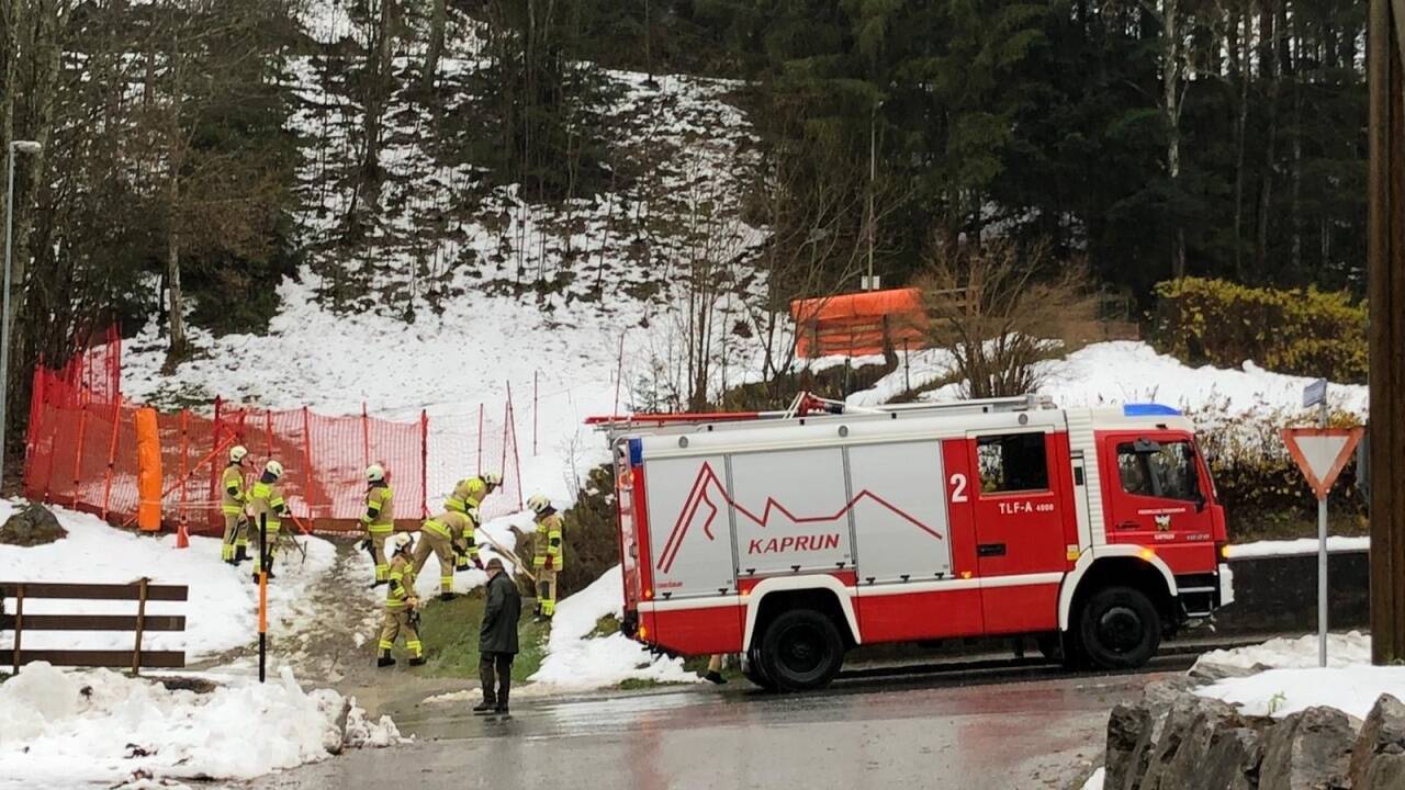 Einsatzkräfte der Feuerwehr Zell am See bei den Aufräumarbeiten. 