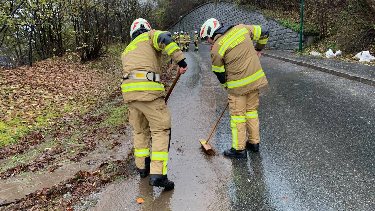 Aufräumarbeiten nach Murenabgang in Kaprun. 