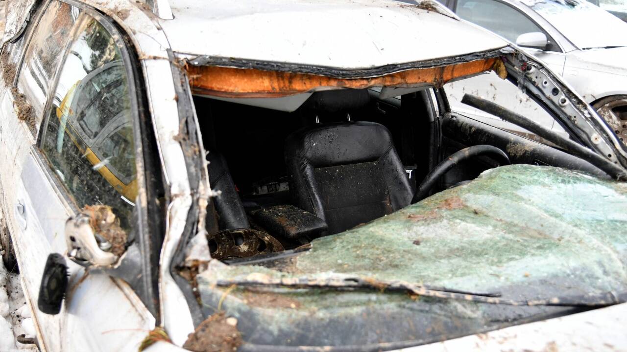 Ein vermurtes Auto nach dem Freischaufeln von Helfern bei Aufräumarbeiten nach einem Murenabgang in Muhr. 