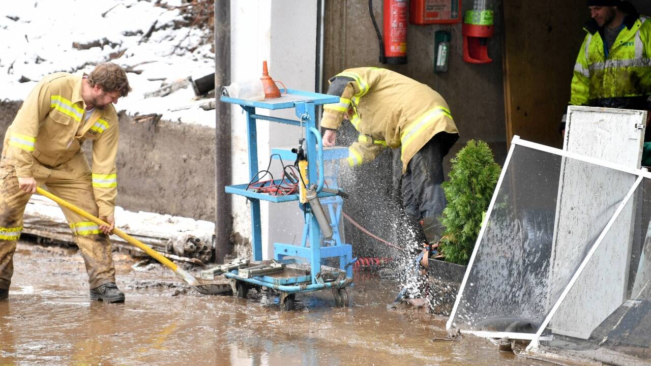Helfer bei Aufräumarbeiten nach einem Murenabgang bei einem Wohnhaus in Muhr. 