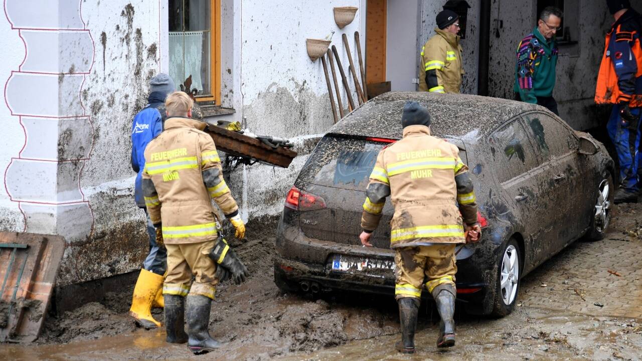 Ein vermurtes Auto wird nach dem Freischaufeln von Helfern bei Aufräumarbeiten nach einem Murenabgang in Muhr. 