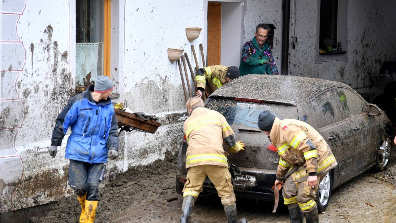 Ein vermurtes Auto wird nach dem Freischaufeln von Helfern bei Aufräumarbeiten nach einem Murenabgang in Muhr. 