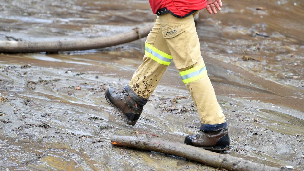 Helfern bei Aufräumarbeiten nach einem Murenabgang in Muhr. 